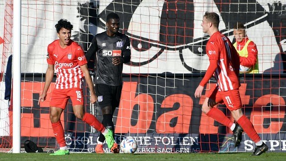 Johan Gomez FSV Zwickau li., erzielt das 2:0, Maxwell Gyamfi VfL Osnabrueck Mitte, Noel Eichinger FSV Zwickau re.