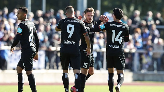 Torjubel - Torschütze Henry Rorig 1. FC Magdeburg,15 trifft zum 0-1.