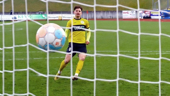 Tim Limmer Plauen trifft beim Elfmeterschiessen.