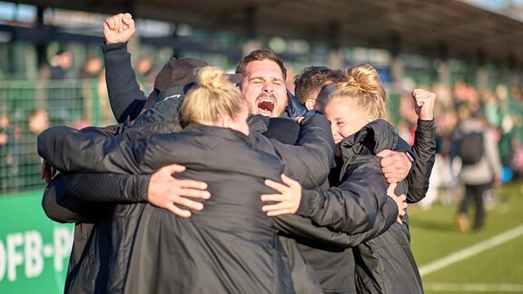 Trainerteam RB Leipzig jubelt