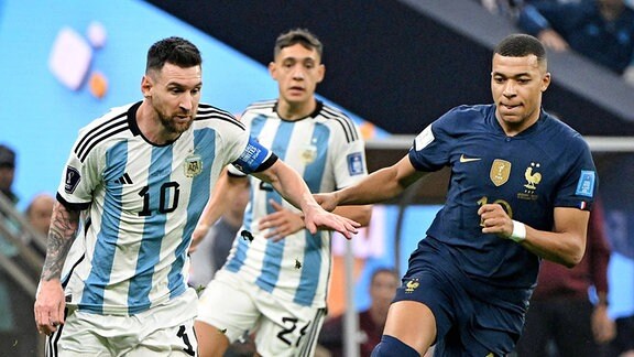 Lionel Messi im Duell mit Kylian Mbappé beim WM-Finale in Katar.