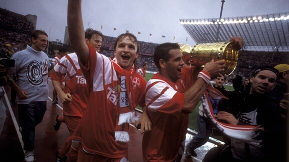 Ulf Kirsten 2.v.re. jubelt auf der Ehrenrunde mit der Trophäe, daneben Heiko Scholz Mitte und Christian Wörns alle Leverkusen, 1993