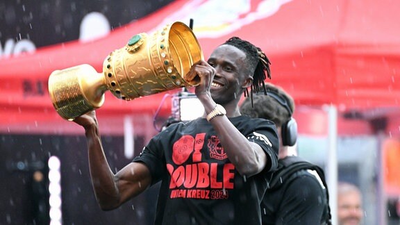 Odilon Kossounou (LEV) mit dem DFB Pokal