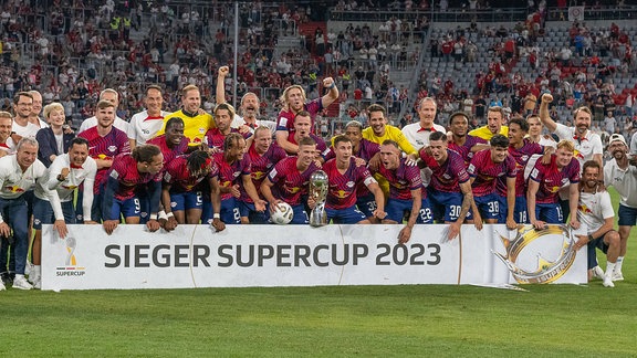 Aufstellung zum Siegerfoto des Cupsiegers RB Leipzig. 