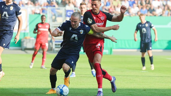 Nils Butzen FC Carl Zeiss Jena und Patrik Schick Bayer 04 Leverkusen kaempfen um den Ball.