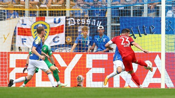 Marco Richter (Hertha, 23) schiesst ein Tor.