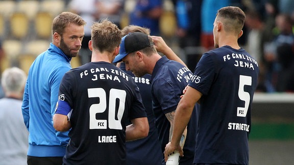 Trainer Andreas Patz, Rene Lange, Co-Trainer Rene Klingbeil und Bastian Strietzel (Jena) nach einem Spiel.