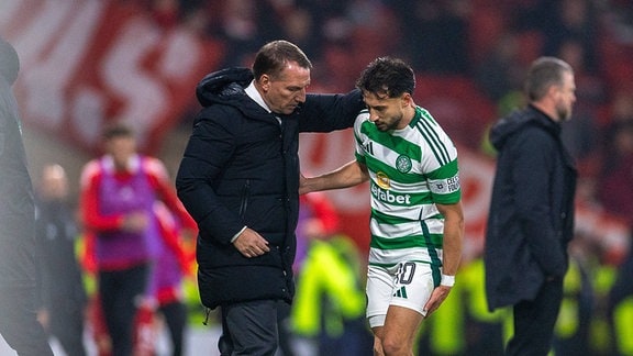 Celtic-Manager Brendan Rodgers untersucht Nicolas Kuhn von Celtic, nachdem er sich eine Verletzung zugezogen hat.