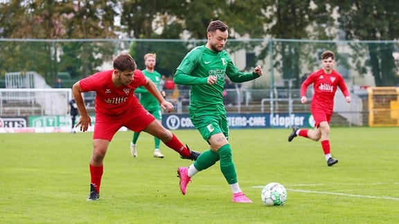 Janik Mder (re., 7, Chemie) vor Pascal Scheuner (15, Weixdorf)