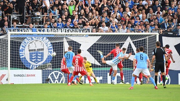  Tobias Müller 6. v. l., Chemnitzer FC erzielt das Tor zum 1:0 gegen Robin Knoche 1. FC Union und Torwart Frederik Rönnow 1. FC Union