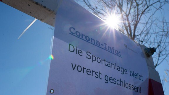 Ein Corona- Informationszettel für eine gesperrte Sportanlage