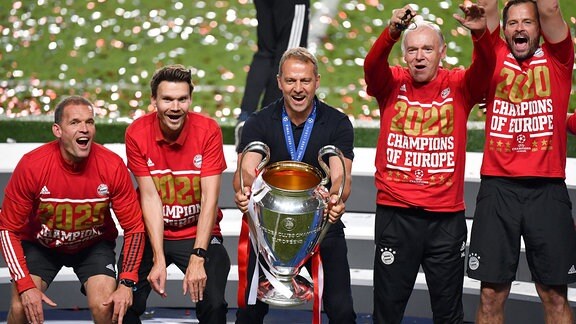 Hans Dieter Flick, Trainer Bayern München und sein Trainerteam mit Pokal.