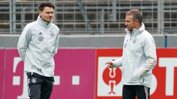 Co-Trainer Danny Röhl (l.) und Bundescoach Hansi Flick (r.)