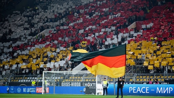 Choreo der Fans des Fanclub Nationalmannschaft vor dem Spiel mit Deutschland Fahne