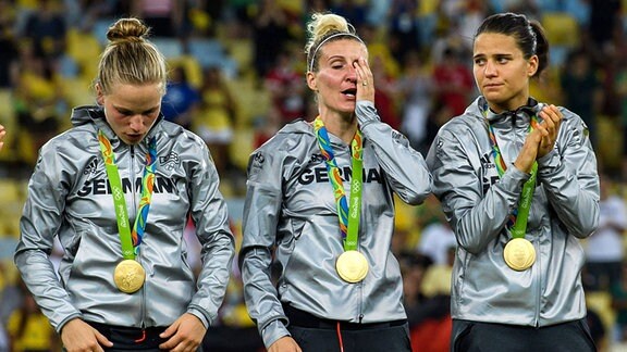 Deutschland ist Olympiasieger - Dzsenifer Marozsan, Anja Mittag und Tabea Kemme stehen sichtlich bewegt auf dem Treppchen. 2016