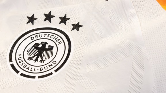 DFB-Logo auf dem Heimtrikot der Deutschen Fußball-Nationalmannschaft