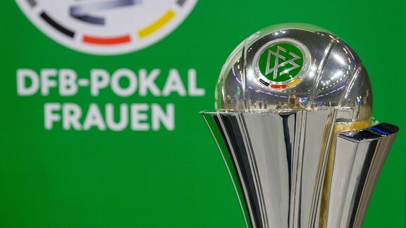 Der Siegerpokal fuer den DFB-Pokal der Frauen