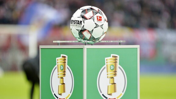 Spielball Derby Star auf einem Podest mit dem Logo des DFB-Pokal, 2018
