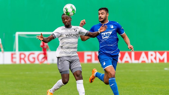 Jeff-Denis Fehr, SV Roedinghausen, und Ozan Kabak, TSG 1899 Hoffenheim, im Zweikampf bei dem Spiel der 1. Runde im DFB-Pokal zwischen SV Roedinghausen und TSG 1899 Hoffenheim im Haecker Wiehenstadion am 31. Juli 2022 in Roedinghausen, Deutschland.