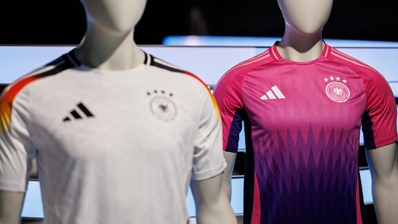 Die offiziellen Trikots der deutschen Fußball-Nationalmannschaft für die kommende Fußball-Europameisterschaft 2024