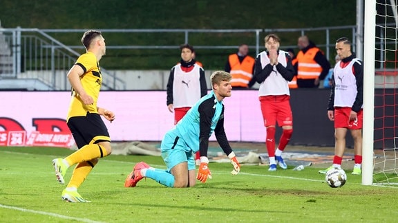 Tor für Dynamo zum 1.2. Im Bild: Torschütze Robin Meissner (21, Dresden) trifft gegen Torhüter Benjamin Leneis (1, Zwickau)