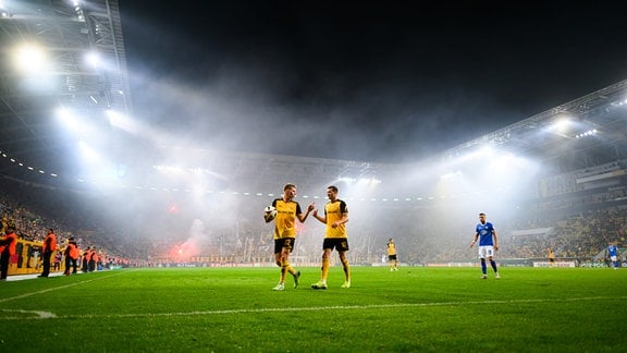 Dynamos Jonas Sterner (l) und Philip Heise gehen zur Ecke.