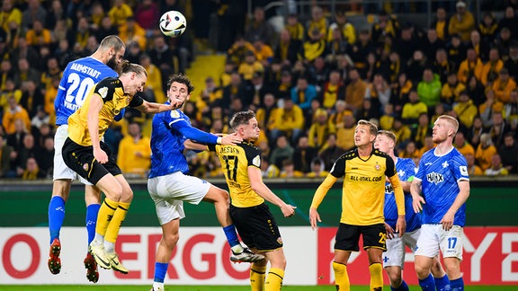 Darmstadts Aleksandar Vukotic (l) erzielt das Tor zum 0:1