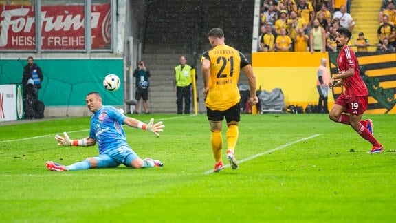 Robin Meißner (Dynamo Dresden) pariert einen Schuss von Florian Kastenmeier (Fortuna Düsseldorf).