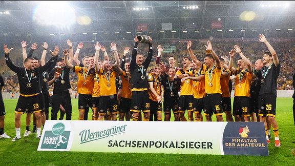 Dresden ist Sachsenpokalsieger und jubelt.