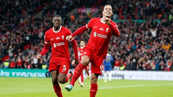 Virgil Van Dijk und Ibrahima Konate jubeln