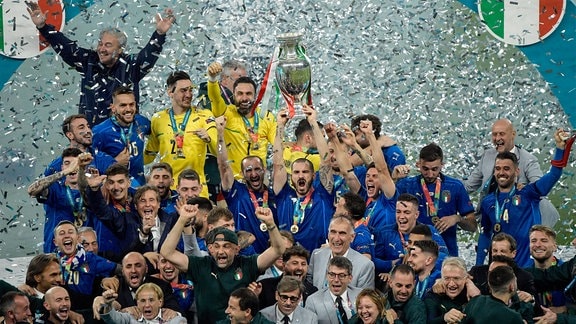 Italienische Spieler feiern für den Sieg bei der Europameisterschaft.