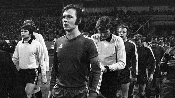 Einmarsch der Mannschaften, der FCB mit Franz Beckenbauer, Torwart Sepp Maier, Johnny Hansen, Hans Georg -Katsche- Schwarzenbeck, Franz -Bulle- Roth, Gerd Müller.