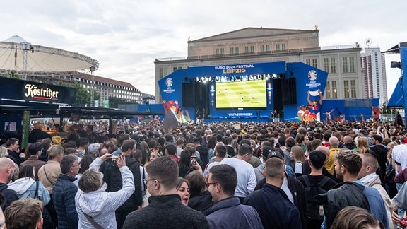 Auf dem Leipziger Augustusplatz sind zum Fanfest mehr als 15000 Menschen zusammengekommen