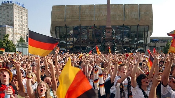 Deutsche FuÃßballfans feiern auf der FIFA Fanmeile am Augustusplatz in Leipzig