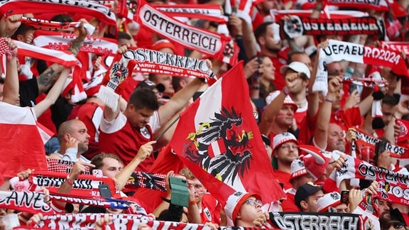 Feiernde Österreich-Fans mit Schals im Stadion