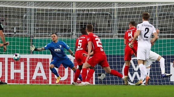 1 FC Augsburg bekommt das Tor von Willi Orban 4 RB Leipzig zum 0:1