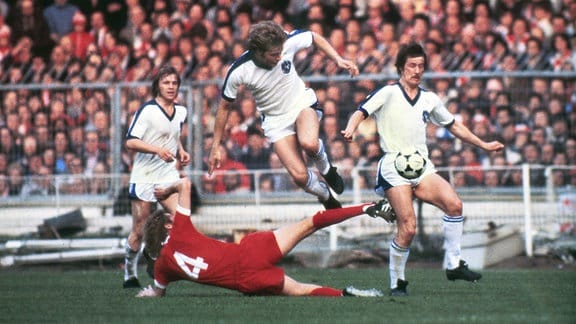 Jan Sorensen (Brügge) Phil Thompson (4) Liverpool gegen Brügge Europapokalfinale 1978 in Wembley.
