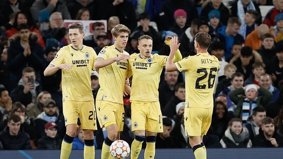 Die Spieler des Clubs feiern nach dem Treffer zum 1:1 in der Champions-League-Gruppenphase zwischen dem englischen Verein Manchester City FC und dem belgischen Fußballverein Club Brugge KV
