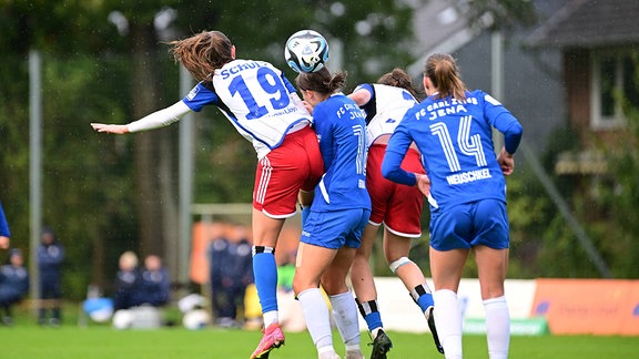 Kopfballduell zwischen Victoria Schulz 19, Hamburger SV und Lisa Gora 16, FC Carl Zeiss Jena