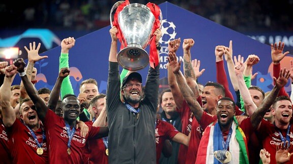 Jürgen Klopp Trainer FC Liverpool nach dem Gewinn der CL mit dem Pokal