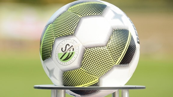 Ein Fußball mit dem Logo des SFV (Sächsischer Fußball-Verband)