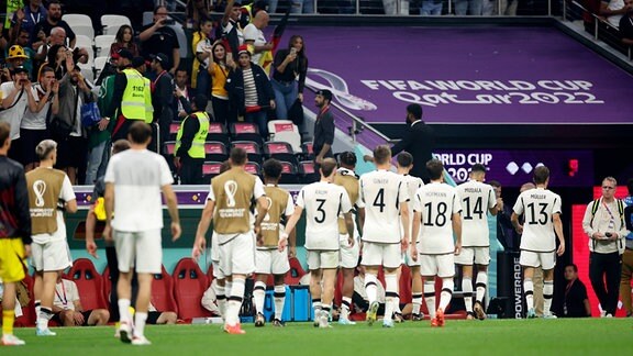 Die deutschen Spieler verlassen das Stadion nach dem Spiel der Gruppe E zwischen Costa Rica und Deutschland.