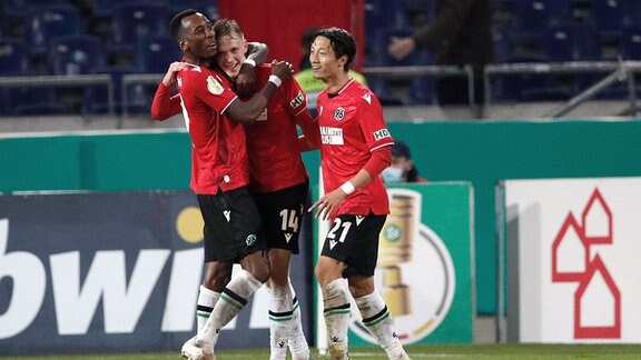 Hannover 96 bejubelt das Tor zum 3:0 gegen Fortuna Düsseldorf