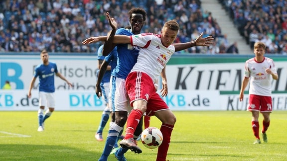 Im Bild: Daniel Frahn (re., RB Leipzig) vor Noel Alexandre Mendy (Rostock)