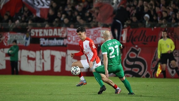 Duell zwischen Tunay Deniz (Hallescher FC) und Andy Wendschuch (Union Sandersdorf)