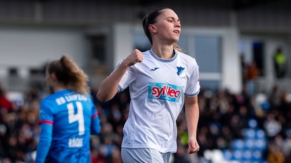 Jill Janssens (TSG Hoffenheim, 09) jubelt ueber das Tor zum 1:0