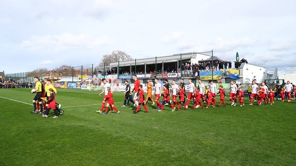 Einlauf der Mannschaften in das Grimmaer Stadion