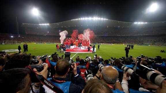 Die Siegerehrung Liverpools zum Champions League Sieger im Atatürk Olimpiyat Stadion