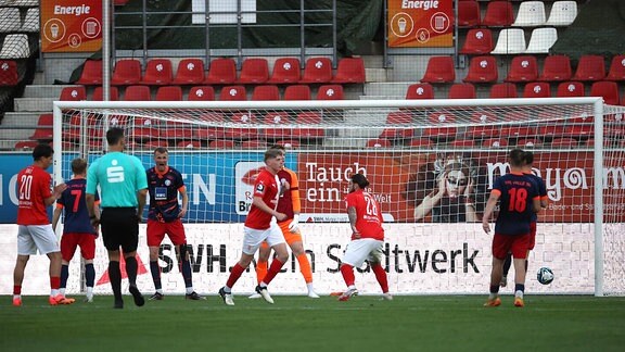 Marco Wolf erzielt das 1:0 für den Halleschen FC.