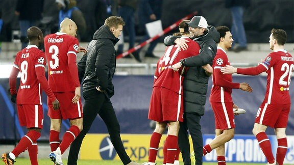 Trainer Jürgen Klopp umarmt einen Spieler.